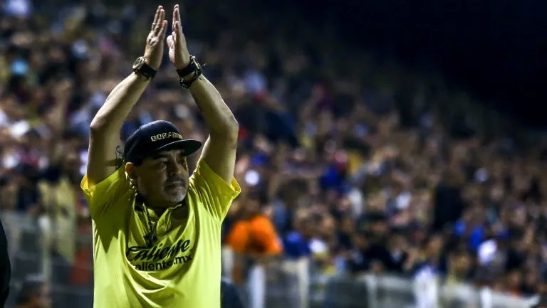 Diego Armando Maradona durante un encuentro ante el San Luis