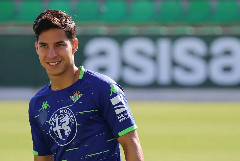 Lainez en un entrenamiento con el Real Betis