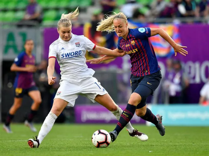 Ada Hegerberg pelea el balón en el partido