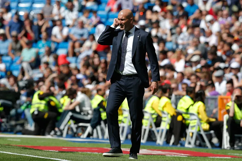 Zidane observa el accionar de sus jugadores en La Liga