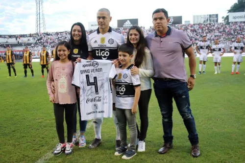 Verón y su familia durante el último partido de su carrera