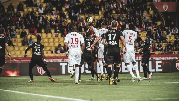 Falcao remata en el duelo ante Amiens