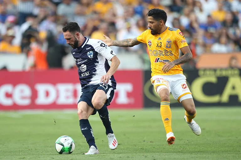 Layún roba el balón a Javier Aquino