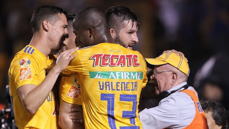 Jugadores de Tigres festejan un gol