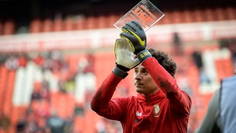Memo Ochoa agradece el apoyo de afición del Standard