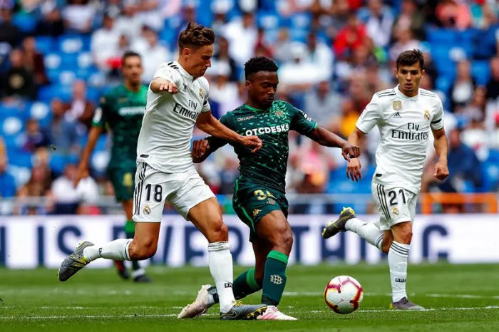 Llorente pelea el balón