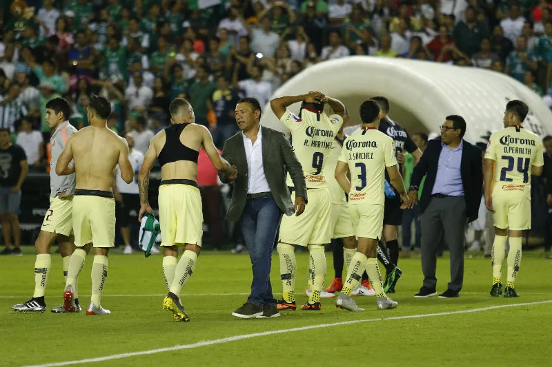 IMAGO7 Nacho Amrbiz se despide de los jugadores del América