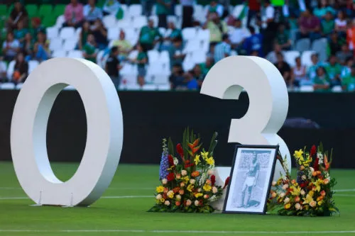 ERNESTO PÉREZ Batocletti fue homenajeado en el Nou Camp