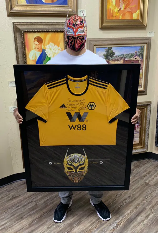 Sin Cara en las instalaciones del Wolverhampton