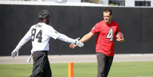 Antonio Brown y Derek Carr durante un entrenamiento
