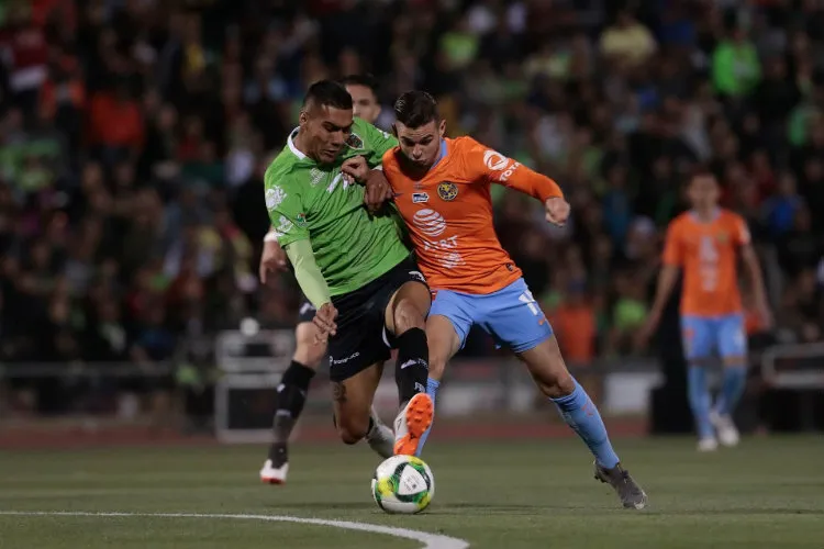 Nicolás Benedetti pelea el esférico en Final de Copa MX
