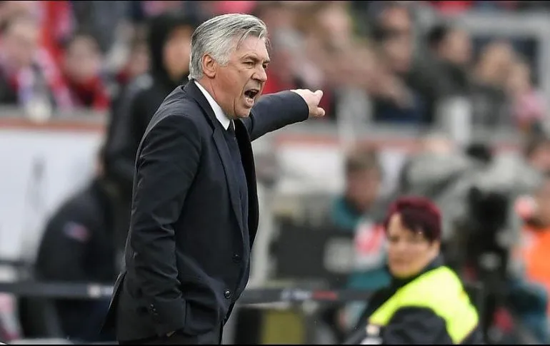Carlo Ancelotti da indicaciones durante un duelo