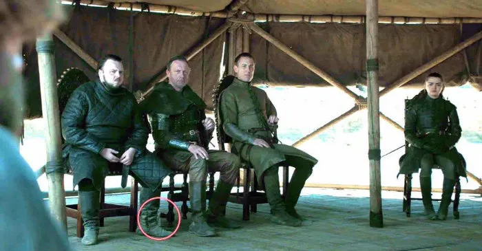 Escena de GOT con botella de agua