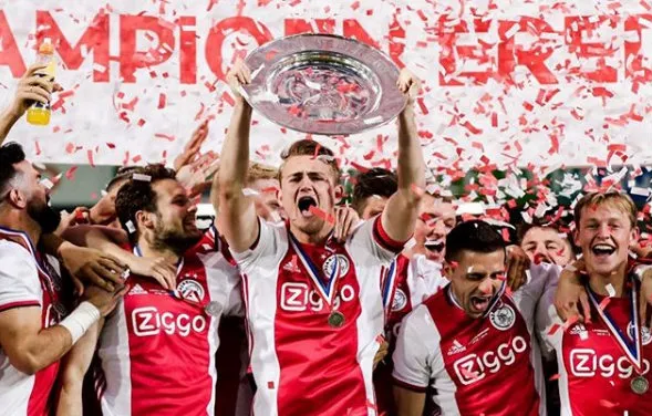De Ligt con el trofeo de la Eredivisie