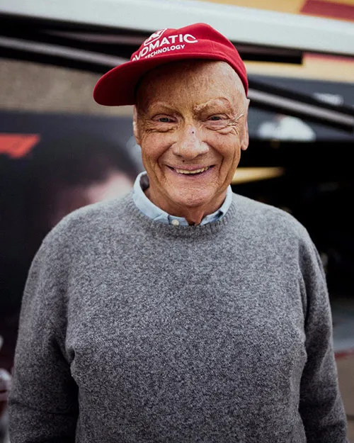Lauda, en el paddock de Mercedes