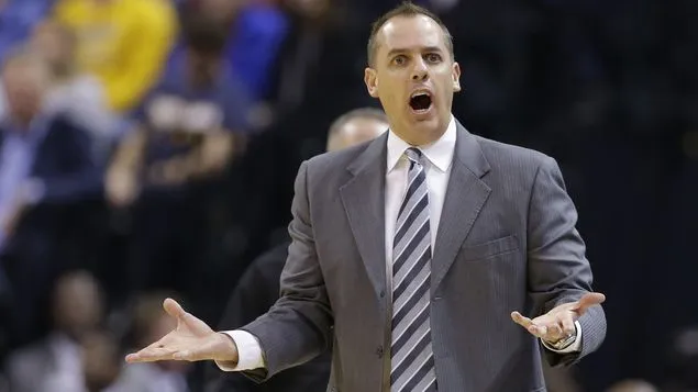 Frank hace un reclamo durante un duelo de Pacers