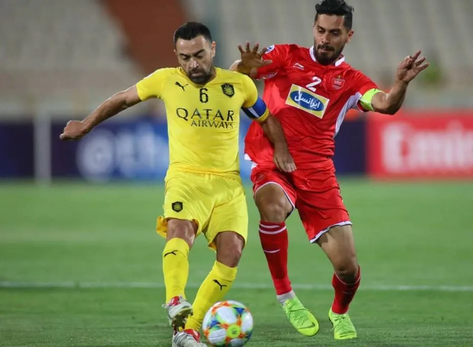 Xavi lucha por el balón contra un rival