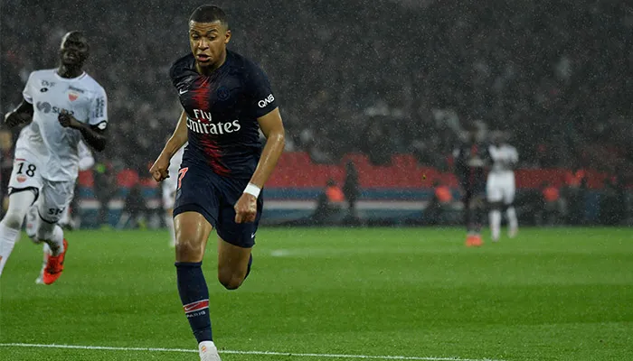 Mbappé en un partido con el PSG