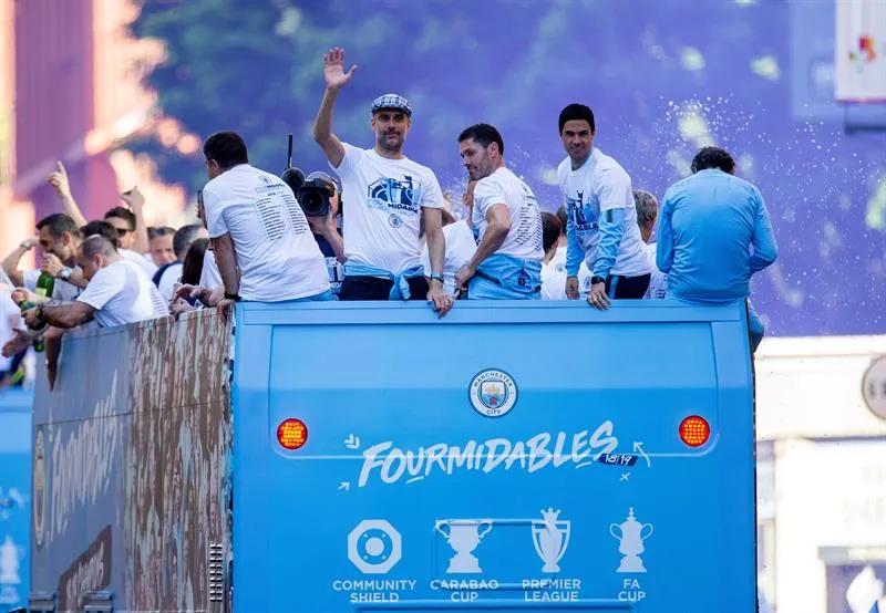 Guardiola en el autobús de los festejos del Man City