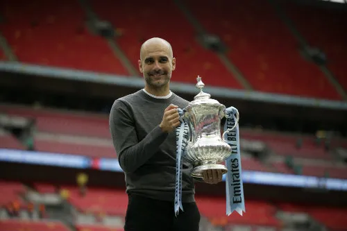 Guardiola sostiene la FA Cup obtenida contra el Watford