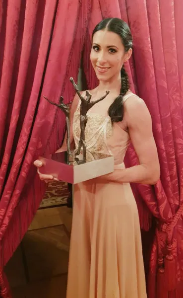 Carrillo presume su galardón como Mejor Bailarina