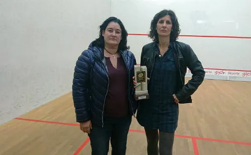 EL PAÍS Maribel Toyos y Elisabet Sadó con su trofeo