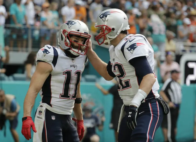 AP Julian Edelman y Tom Brady festejan una anotación
