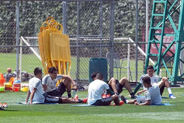 Jugadores del Tri durante la práctica