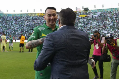 Sambueza saluda a Migue Herrera