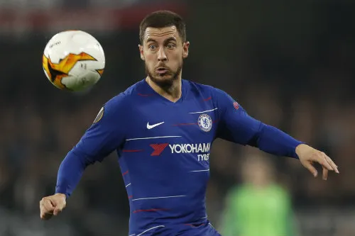 Hazard controla un balón durante un partido con el Chelsea
