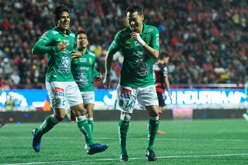 Rubens festeja un tanto junto a J.J Macías