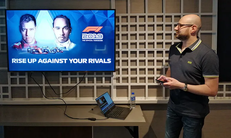 ALEXANDRO SANTOS Lee Mather, presentando F1 2019 en la Ciudad de México