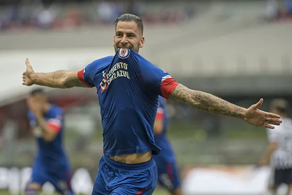 MEXSPORT Méndez festeja un gol con Cruz Azul
