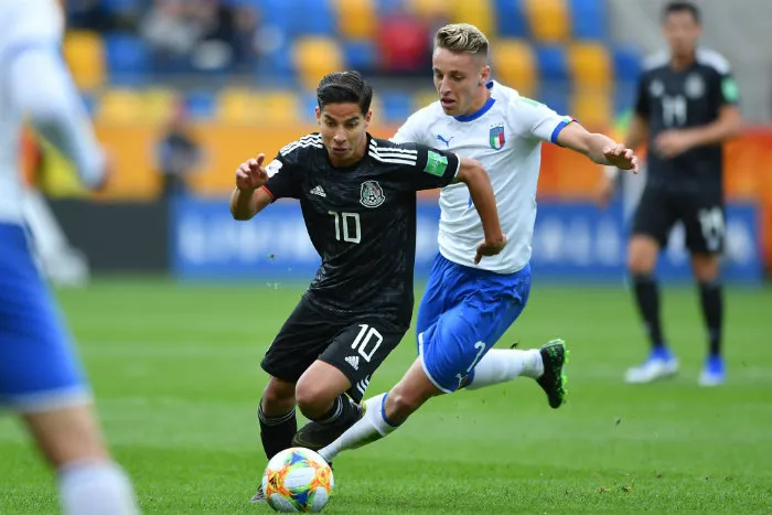 Lainez controla el balón durante un partido