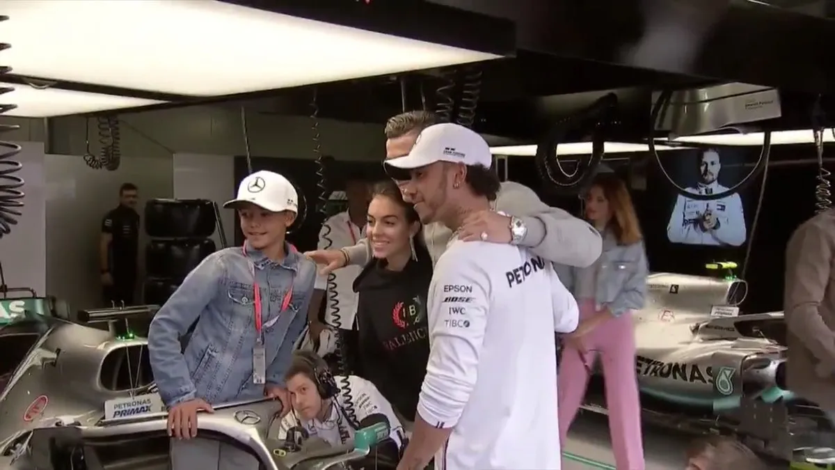 TWITTER @CRISXNADAL Cristiano y su familia posan con Hamilton