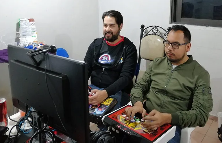 ViolentKain se reúne con sus amigos para practicar y echar la reta de KOF