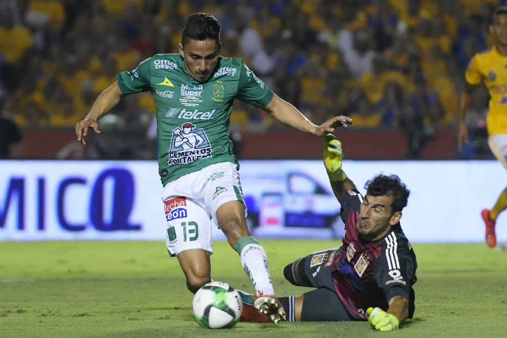 IMAGO7 Mena no puede marcar ante la buena salida de Nahuel