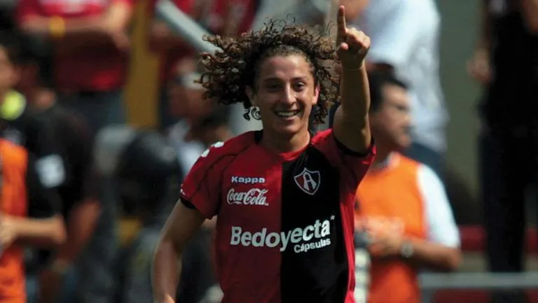 Andrés Guardado durante un partido con Atlas
