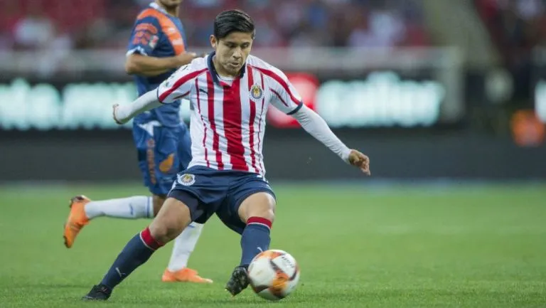 MEXSPORT Eduardo López conduce el balón en un duelo de Chivas