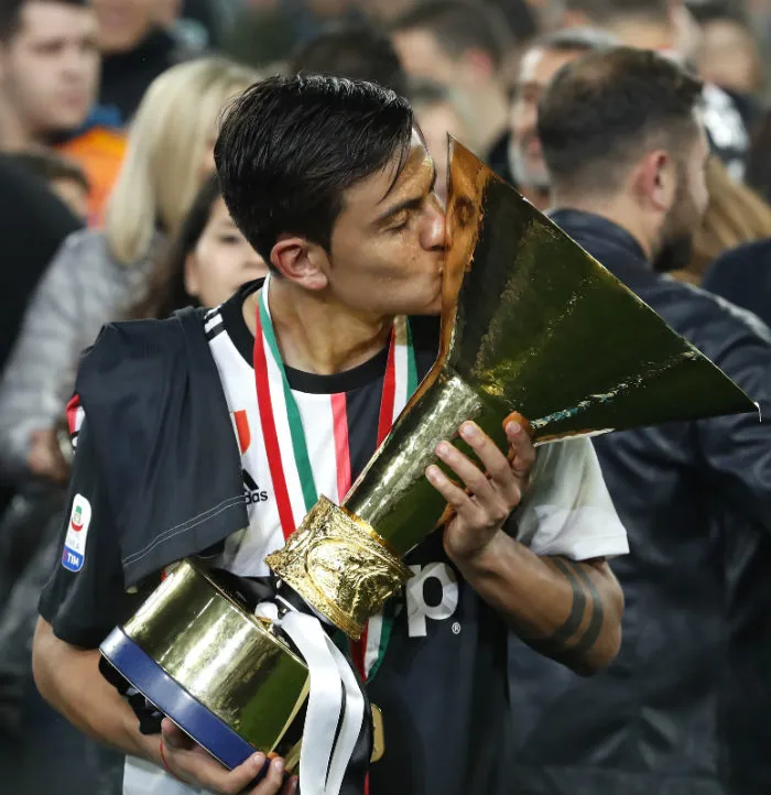 Dybala con el título de la Super Copa de Italia