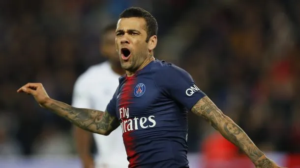 Dani Alves en un partido con el PSG