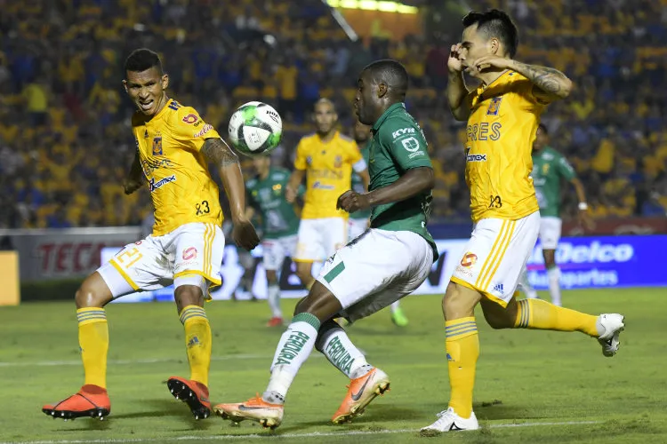 IMAGO7 Meza y Zelarayán intentan cortar el juego de Campbell