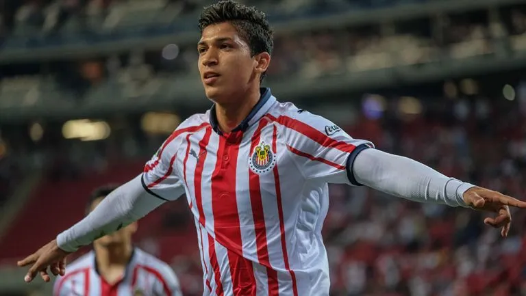Ángel Zaldívar festeja un gol con Chivas