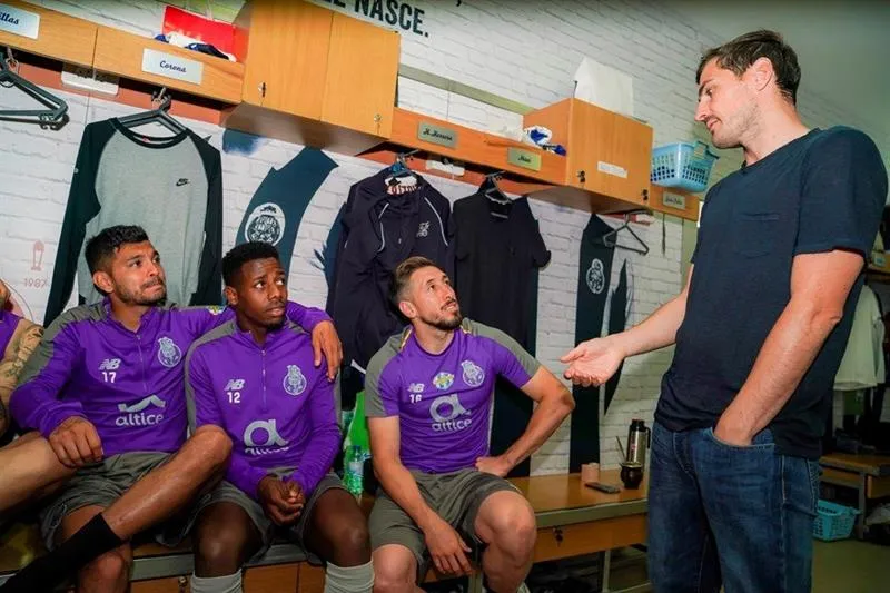 EFE Casillas visita el vestidor del Porto