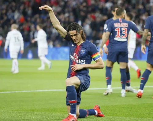 Cavani celebra una anotación frente al Dijon FCO