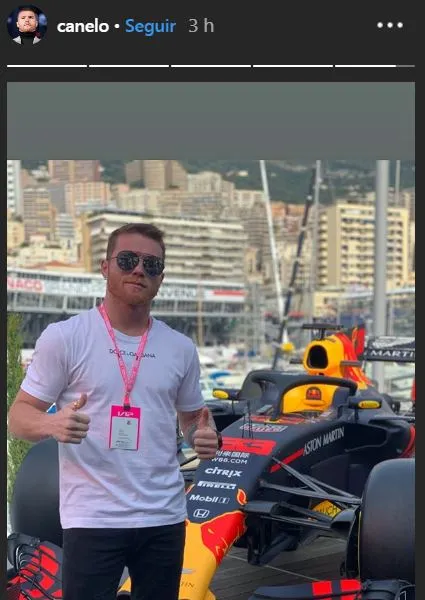 Canelo posa junto a un monoplaza