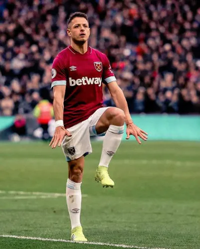INSTAGRAM @CH14_ Hernández festeja una anotación con los Hammers