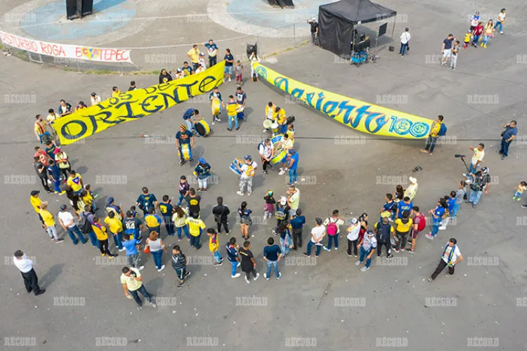 MIGUEL PONTÓN Afición despliega mantas de apoyo para América