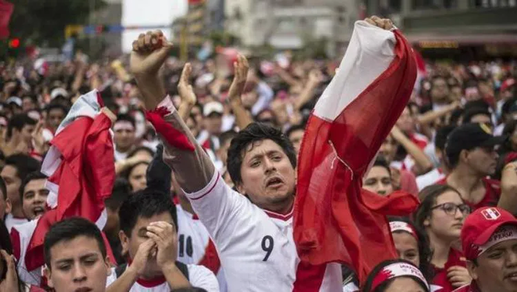 EFE Afición alienta a Perú