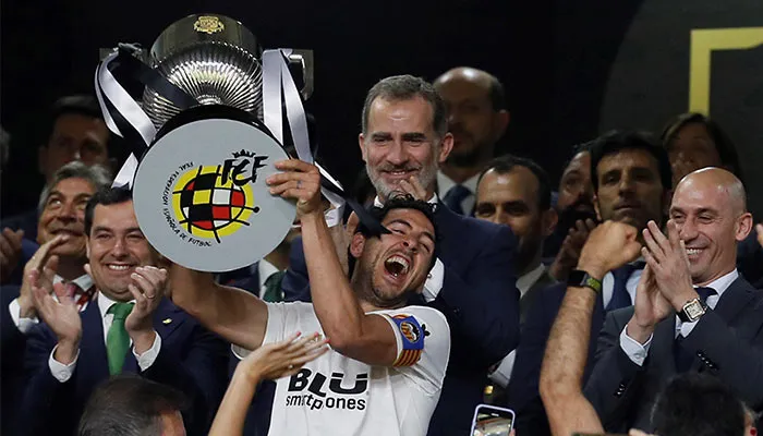 Daniel Parejo levantando el trofeo de Copa